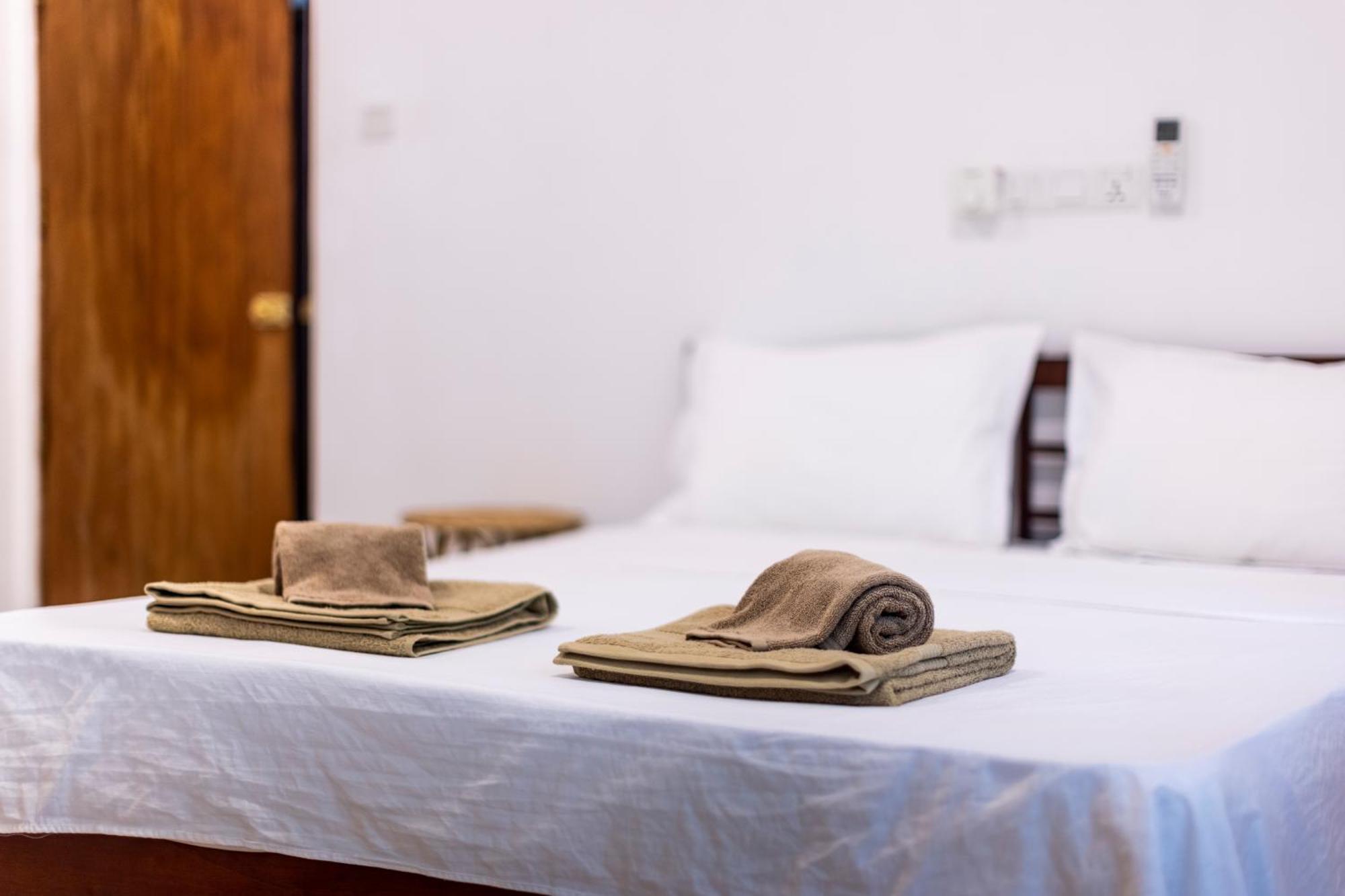 Makai Surf House Hotel Ahangama Luaran gambar