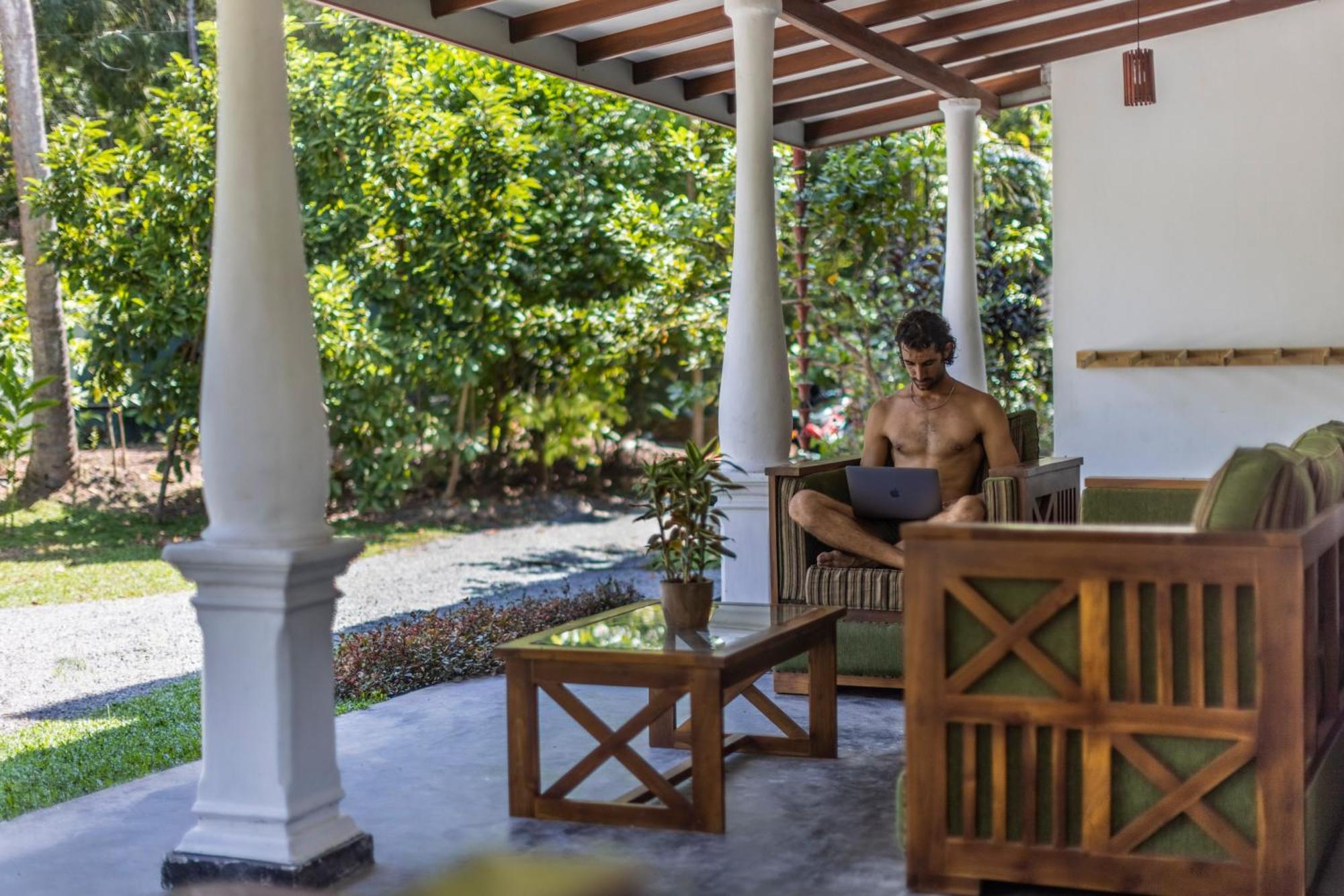 Makai Surf House Hotel Ahangama Luaran gambar