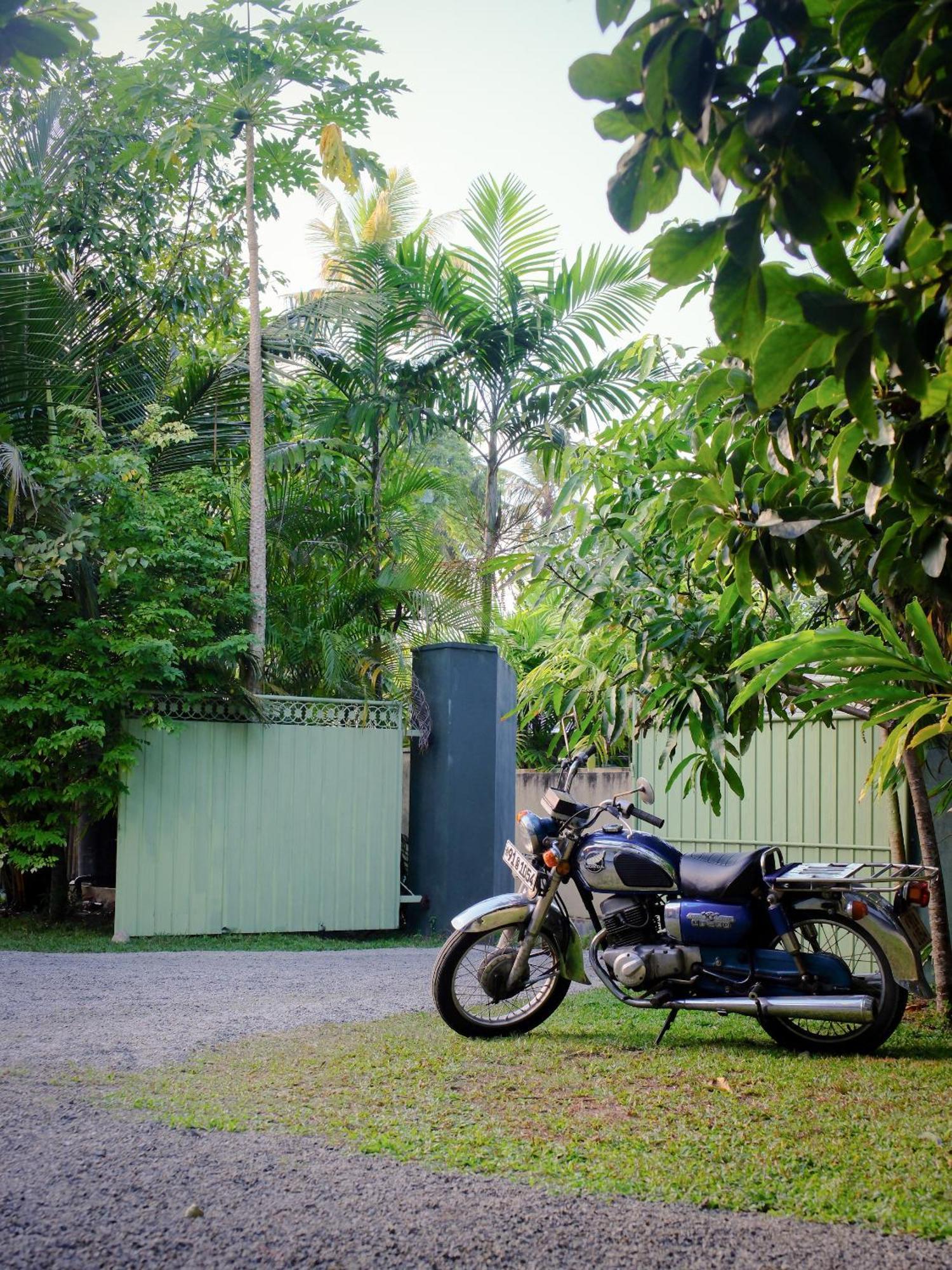 Makai Surf House Hotel Ahangama Luaran gambar